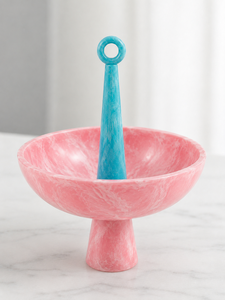 Bol de service en résine rose avec poignée bleue, finition polie artisanale, design moderne, plat décoratif pour les fêtes - Product Image 2