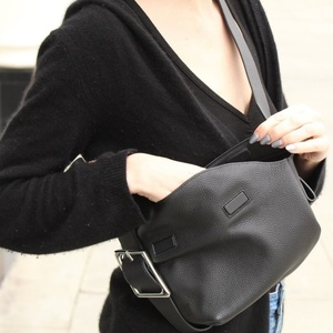 Sac bandoulière en cuir grainé avec sangle réglable et boucle argentée – Sac à main minimaliste pour le quotidien, élégant et léger, idéal pour les voyages - Product Image 3