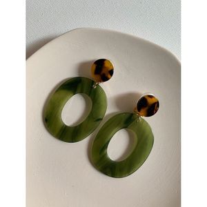 ต่างหูเรซิ่นดีไซน์เนอร์ทำมือ งานฝีมือศิลปะระดับหรูหรา ดีไซน์ทันสมัย ทนทาน คริสตัลแฟชั่น - Product Image 5