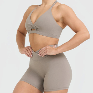 Conjunto Deportivo de Top Halter Color Taupe y Pantalones Cortos de Cintura Alta para Mujer, Ropa Deportiva sin Costuras para Yoga y Gimnasio - Product Image 3