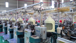 Gants en polyester et nylon avec revêtement NBR lisse micro-sableux, tricotés élastiques, fabriqués au Vietnam, pour la manutention générale - Product Image 6