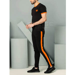 Conjunto Deportivo para Hombre de Dos Piezas: Camiseta de Algodón Transpirable con Ribete Naranja y Bolsillo en el Pecho, y Pantalones Deportivos - Product Image 1