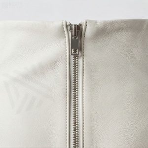 Jupe courte plissée en similicuir PU pour femme, couleur unie, style minimaliste, taille normale, toutes saisons - Product Image 4
