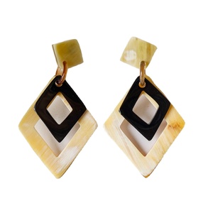 Pendientes de cuerno de búfalo de nuevo diseño de alta calidad hermoso diseño para pendientes de mujer pendientes pulidos hechos a mano - Product Image 1