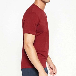 เสื้อยืดคอกลมแขนสั้นทรงเข้ารูปสำหรับผู้ชาย สีพื้น ผ้าคอตตอนเจอร์ซีย์ สวมใส่สบาย สีแดง เสื้อยืดผู้ชายสำหรับฤดูร้อน มีจำหน่าย - Product Image 2