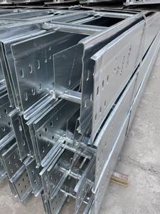 Nous fournissons des échelles HDG personnalisées, des chemins de câbles ignifuges en acier inoxydable et en alliage d'aluminium avec revêtement en poudre (200*100). - Product Image 5