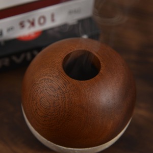 Encensoir arabe tendance Mabkhara avec finition en résine et bois de luxe pour le Ramadan, l'Aïd et la décoration intérieure - Product Image 1
