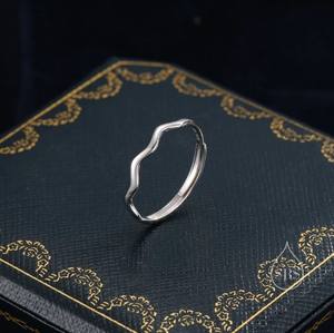 Anillo Delgado de Plata de Ley con Diseño de Onda, Talla Ajustable, Anillo Minimalista Delicado - Product Image 1