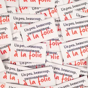 Étiquette de vêtement en coton rectangulaire découpée à chaud avec design personnalisé « Un Peu Beaucoup Passionnément À La Folie » - Product Image 1