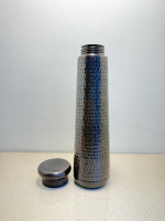 Bouteille d'eau en cuivre pur martelé noir de minuit de qualité supérieure 850 ml, forme cola incurvée, gourde ayurvédique, article de sport en métal pour la gym
