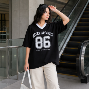 ONETEN APPARELS T-shirt oversize à col en V pour femme, imprimé noir, coupe ample, manches courtes, jersey de coton, style printemps-été - Product Image 6