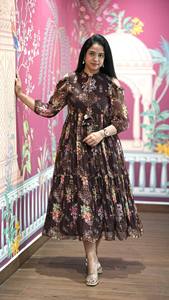 El hermoso diseño con vuelo agrega una elegante movilidad, creando un look encantador y femenino. Vestido maxi de algodón suave. Cotton Celebration Maxi. - Product Image 4