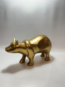 Figurine de dinosaure Triceratops en métal aluminium, statue décorative d'animal, ornement moderne doré pour table, bureau, maison ou bureau - Product Image 3