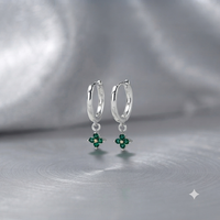 Anting Hoop Huggies Klasik dengan Zamrud Buatan Laboratorium Potongan Bulat Moissanite, Perhiasan Pernikahan Wanita dari Paduan Logam yang Cantik