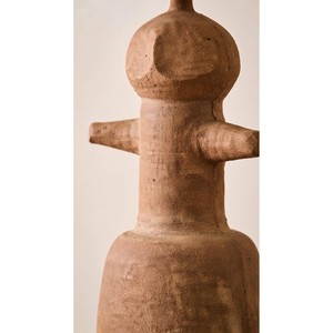 Lámpara de Mesa Rústica de Madera con Pantalla de Lino Beige, Forma Irregular, Diseño Artesanal - Product Image 4