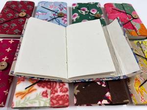 Carnet en tissu imprimé en coton avec lien en cordon |   Journal artisanal fait main pour la rédaction, les cadeaux, les acheteurs en détail et en gros - Product Image 2