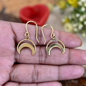 Pendientes de media luna de latón chapado en oro, diseño moderno, forma irregular, acabado pulido, joyería para el día de San Valentín - Product Image 1