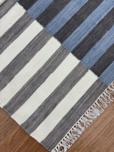 Tapis rectangulaire moderne en laine biologique rayée, tissage plat, réversible, pour salon, bleu, blanc, gris, avec franges - Product Image 3