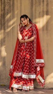 Anarkali Lehenga à fleurs rouges avec dupatta à bordure argentée |   Tenue ethnique indienne traditionnelle et festive pour femmes, idéale pour les mariages et les fêtes - Product Image 3