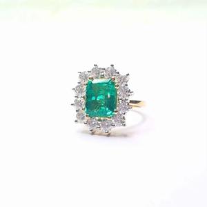 Anillo de Diamante Moissanita Verde Corte Esmeralda Clásico Unisex de 14K de Calidad Premium, 2.27ct, Disponible para Exportación desde India - Product Image 1