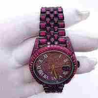Montre de luxe pour femme en quartz rose moissanite, boîtier rond, cadran analogique, bracelet entièrement serti de pierres