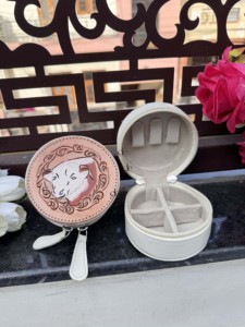 กล่องใส่เครื่องประดับหนังแท้พรีเมียม งานแฮนด์เมดสไตล์วินเทจ ปิดด้วยซิป ทนทาน ใช้เก็บอุปกรณ์เสริมได้ - Product Image 5