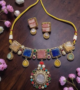 Ensemble de collier ras-de-cou en moissanite plaqué or de qualité supérieure, élégant et raffiné, pour femmes, idéal pour les occasions classiques et les soirées - Product Image 4