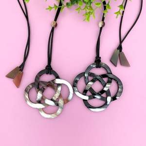 Bijoux en corne de buffle naturelle 100% de belle couleur à la mode, pendentif en corne de buffle laqué par gm impex - Product Image 1