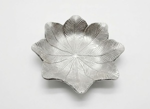 Plateau décoratif en métal antique à motif floral, finition patinée, style Wabi Sabi, pièce unique, corbeille à fruits - Product Image 3