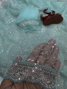 Sari indien d'été en tulle doux, magnifiquement brodé de perles et de sequins, idéal pour mariages et fêtes - Product Image 1