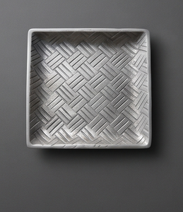 Plateau de service carré en métal argenté personnalisé avec motif et base texturée, vaisselle élégante pour la vente en gros - Product Image 4