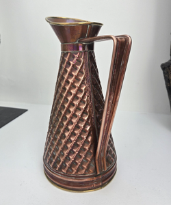 Carafe en cuivre artisanale avec verre assorti, conçue pour servir de l'eau, des jus ou des boissons dans un décor de table élégant. Pichet avec poignée. - Product Image 5
