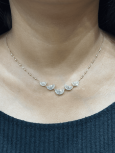 Collar con Colgante de Media Luna Graduada en Oro Amarillo con Diamante Cultivado en Laboratorio, Certificado IGI, 2.55 Ct, Joyería Elegante y de Lujo para Mujer - Product Image 1