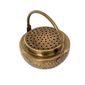Diffuseur d'arômes et brûleur d'encens en laiton antique avec couvercle perforé et poignée de transport, brûleur décoratif d'aromathérapie essentielle - Product Image 1