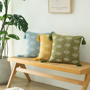 Housse de coussin en coton au design original, style bohème, avec pompons, motif feuille de Ginkgo et broderie de perles - Product Image 2