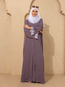 Abaya gris para mujer, de corte holgado, manga larga, cuello redondo, estilo modesto para uso diario, estilo de Oriente Medio. - Product Image 4