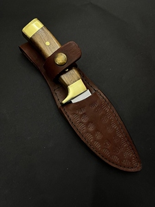 Couteau de chasse et de camping HC-169 – Lame fixe en acier inoxydable avec bord partiellement dentelé, manche en bois de noyer et laiton - Product Image 2