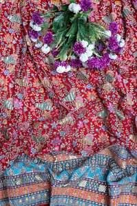 Tela Crepé Natural Roja Brillante con Estampado Floral Buta y Borde Ornamental Pesado para Material de Vestido Kurti, Prenda Étnica - Product Image 4