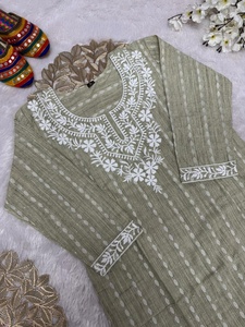 ชุดคุर्ติผ้าฝ้ายสีเขียวอ่อนสำหรับผู้หญิง พร้อมลายปักสีขาว ทรงหลวม ความยาวปานกลาง สไตล์ลำลองแบบอินเดีย-ปากีสถาน - Product Image 4