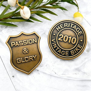 Venta al por mayor de insignias de identificación metálicas personalizadas de latón, con parte trasera de botón, de esmalte duro, grabadas en relieve, acabado mate plateado y tipo pin - Product Image 1