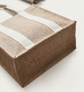Sac fourre-tout en jute écologique et durable avec grande bandoulière, motif lettres, réutilisable pour les voyages et les courses, option logo personnalisé - Product Image 1