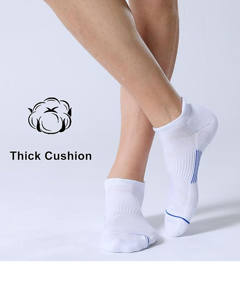 Calcetines tobilleros blancos acolchados para hombre, transpirables, de punto, con un sutil acento azul y patrón de dibujos animados, para uso diario y entrenamientos. - Product Image 5