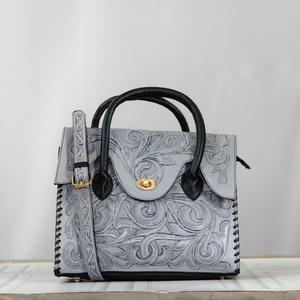 Elegante Bolso Tote de Cuero Genuino con Patrón Bordado y Cierre de Hebilla para Uso Diario - Product Image 1