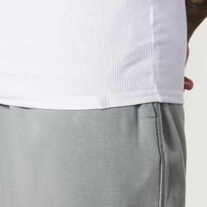 Camiseta sin mangas de gimnasio para hombre, blanca, de punto acanalado, transpirable, cuello redondo, ajuste casual. - Product Image 4