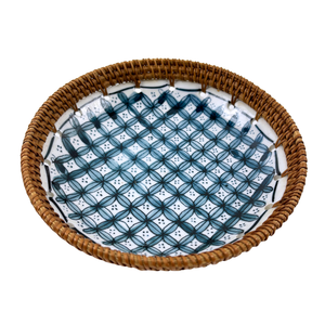 Plat de service en céramique à motif géométrique à carreaux bleus fait à la main, bordure en rotin tissé écologique pour la maison, la salle à manger et la fête. - Product Image 2