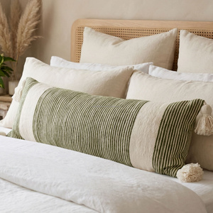 Housse de coussin beige ivoire tissée à la main, à rayures verticales centrales, avec franges décoratives, texture texturée, style scandinave. - Product Image 2