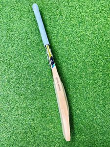 English Willow Cricket Bat Short Handle Lightweight for Professional Play - Product Image 3
