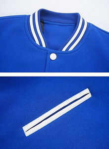 Chaqueta Varsity para Hombre en Bloques de Color Azul y Blanco, Cuello Alto, Botones a Presión, Estilo Deportivo de Béisbol - Product Image 3