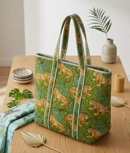 Bolsa de mano con estampado de pantera verde, acolchada a mano, reutilizable, para compras, viajes, trabajo y uso diario, a precio de mayorista. - Product Image 2