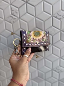 Monedero de Cuero de Vaca con Pelo, Hecho a Mano, con Grabado Artesanal, Correa de Muñeca, Estilo Bohemio, Diseño Floral, Mini Cartera Unisex - Product Image 2